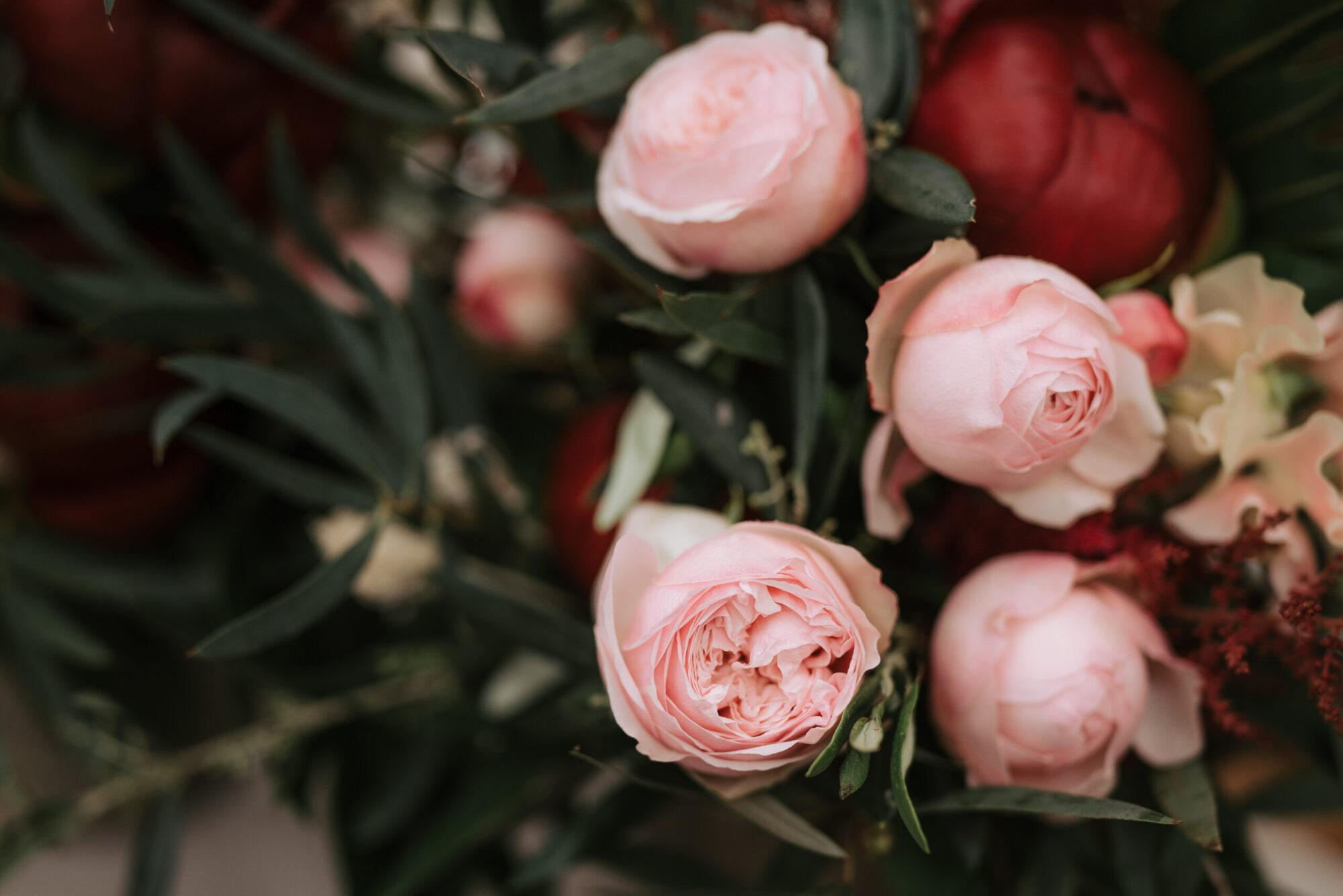 Handgebundener Blumenstrauss aus Pfingstrosen und Rosen von Blütenhandwerk